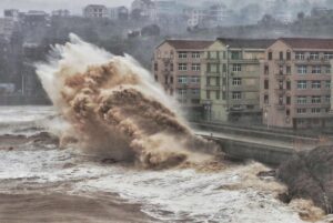 Al menos 27 desaparecidos tras hundirse buque grúa por tifón Chaba en China