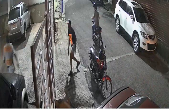 Dos delincuentes en moto atracan al menos en tres sectores distintos de Santo Domingo Oeste