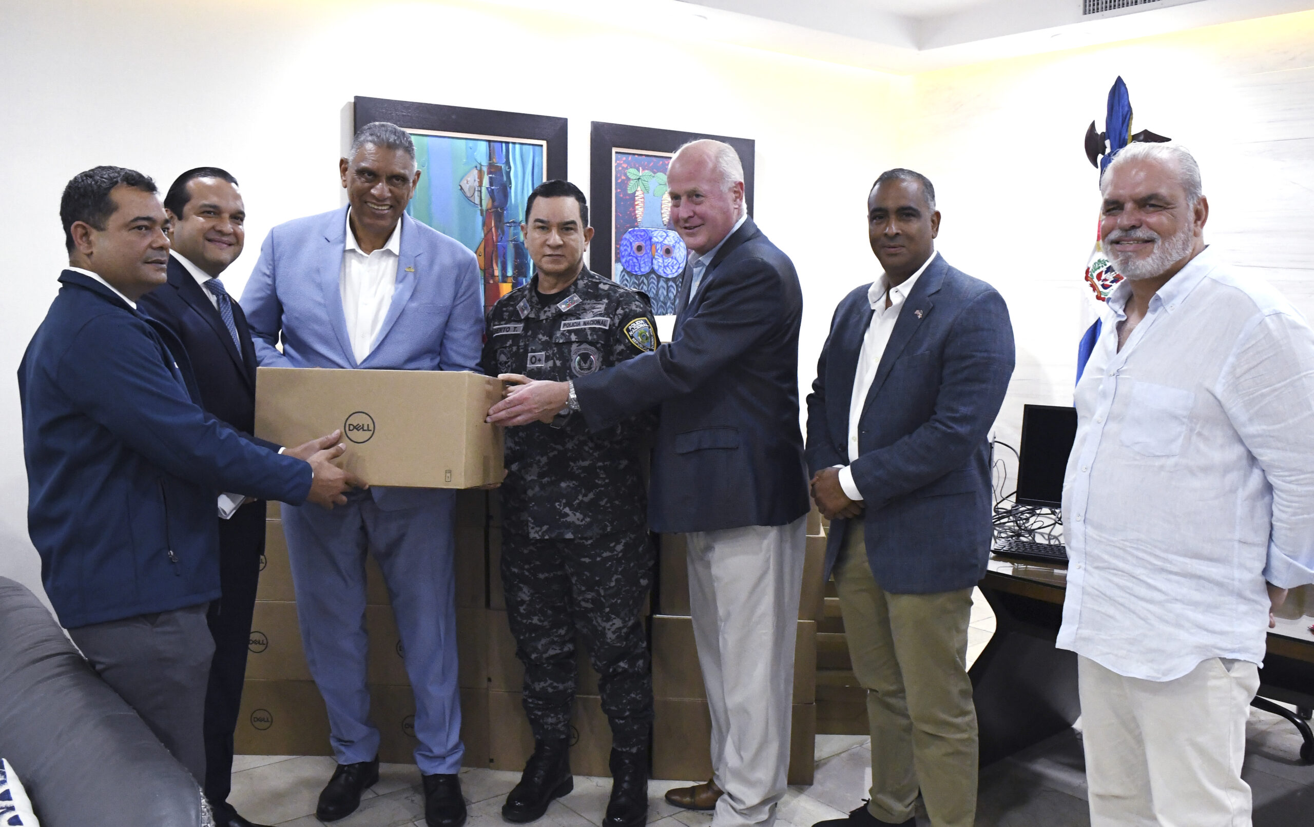 Policía Nacional recibe 24 computadoras donadas por  el Banreservas