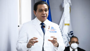 Ministro de Salud supervisa puntos de vacunación en Santiago