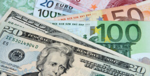 El euro cotiza por debajo del dólar por primera vez en veinte años