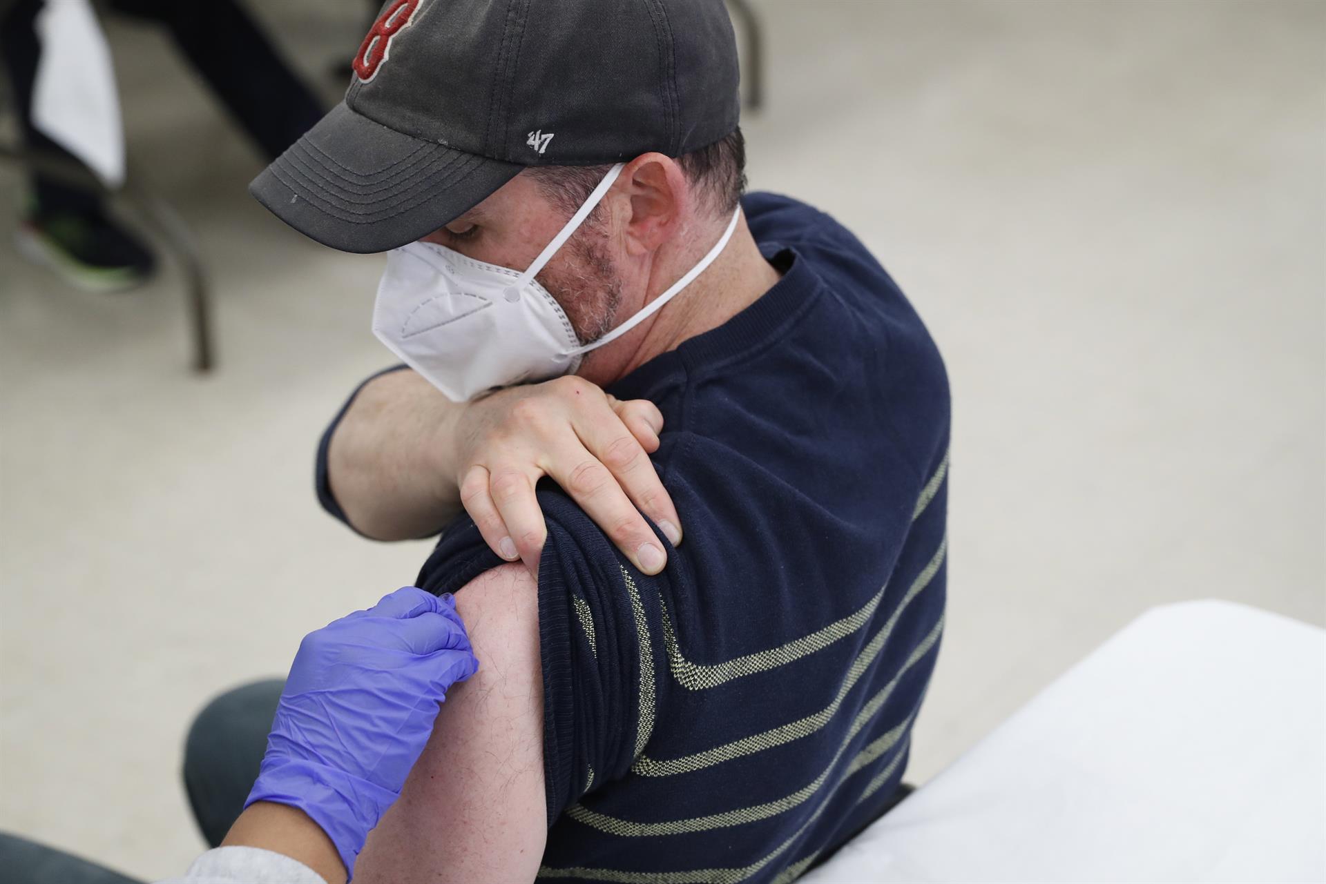 Estados Unidos urge a ponerse el refuerzo de la vacuna covid ante aumento de hospitalizaciones