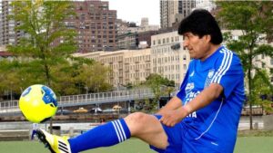 Evo Morales quiere organizar una copa de fútbol con su propio nombre