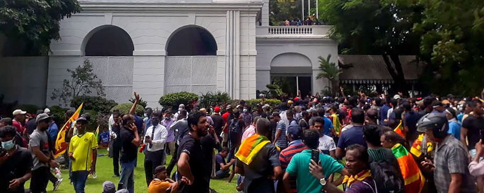 Manifestantes protestan en casa del presidente de Sri Lanka