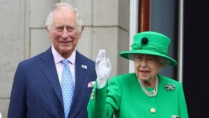 Isabel II traspasa varios poderes al príncipe Carlos por primera vez en una década