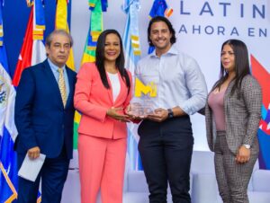 Filántropo dominicano recibe reconocimiento en XlX Cumbre Latinoamericana