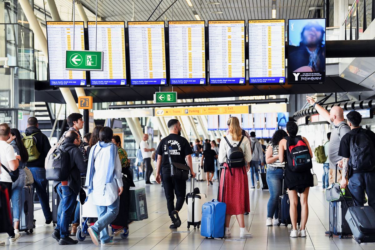 Aeropuerto de Ámsterdam limita los pasajeros en verano por falta de personal