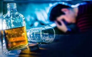 Hombre muere tras tomar botella de licor en 2 minutos por apuesta de 12 dólares